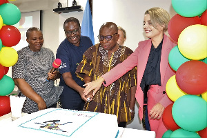 Minister for health and other dignitaries cutting the anniversay cake to mark the launch