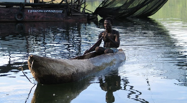 A boat man riding on the lake/Photo credit: Wallpaper Flare