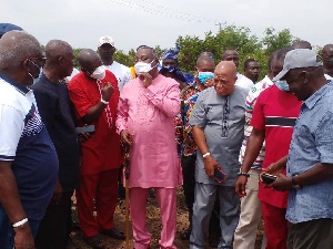 Nii Prof Welentsi(middle)  during the inspection