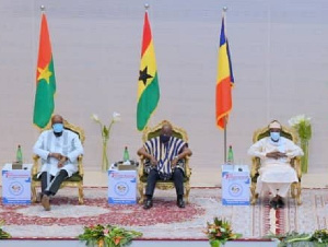 Akufo-Addo flanked by Burkinabe (l) and Chadian counterparts