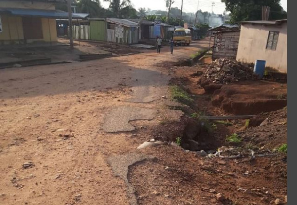 Picture of a dilapidated Yilo Krobo road