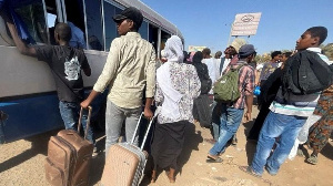 Thousands of pipo don dey try to flee Sudan since di violent clash start