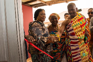 Mrs. Rebecca Akufo-Addo commissioning the library