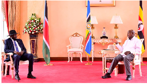 South Sudan President Salva Kiir (L) holding a discussion with Uganda's President Yoweri Museveni