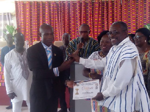 Jaballi Alli Mensah receiving his certificate