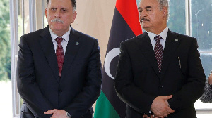 Tshohon Firaministan Libya (hagu) tare da Khalifa Haftar