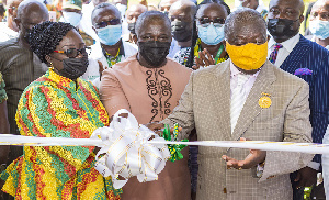 Otumfuo Osei Tutu II commissioning the project with other dignitaries